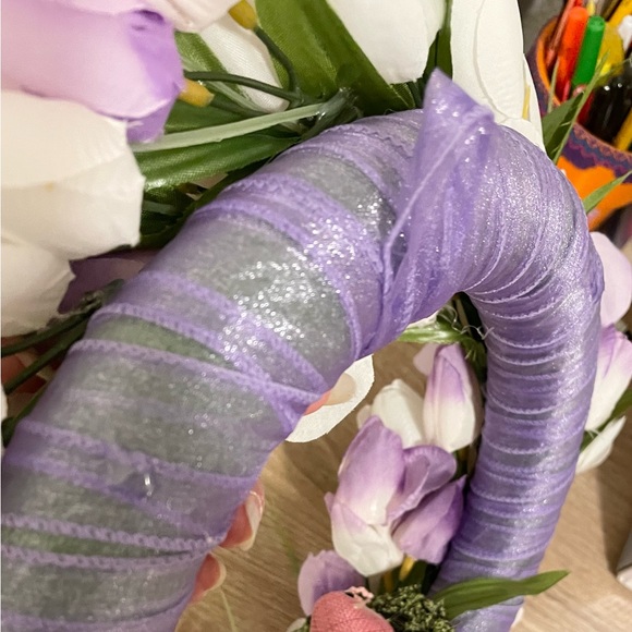 Beautiful Lavender and White Tulips Wreath - Picture 4 of 4